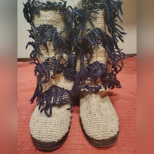 Size 8 mukluk mid calf boots